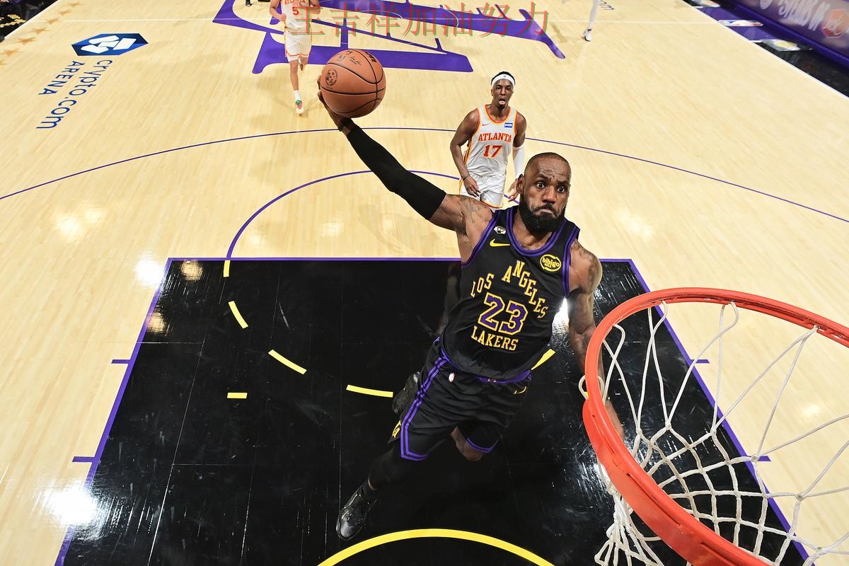 詹姆斯高效输出展现核心价值 比赛走势引发热议